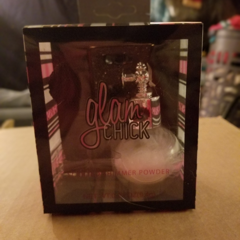 Glam chick scented shimmering powder